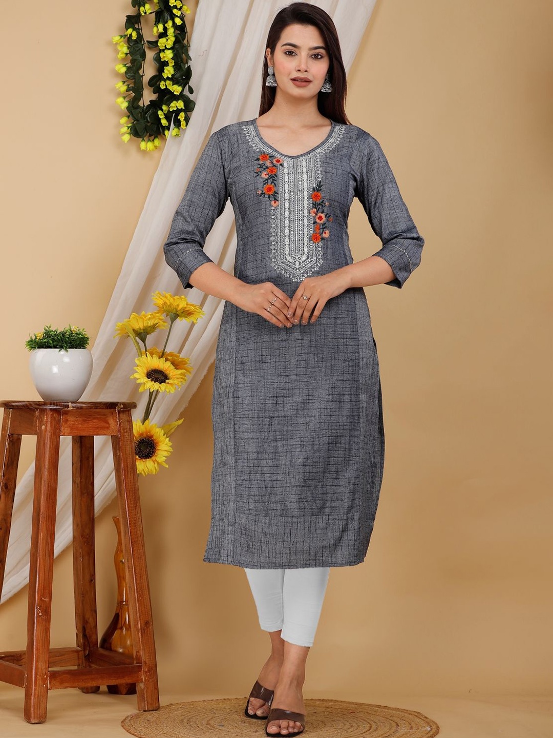 

Mehsoos Floral Thread Work Straight Kurta, Grey