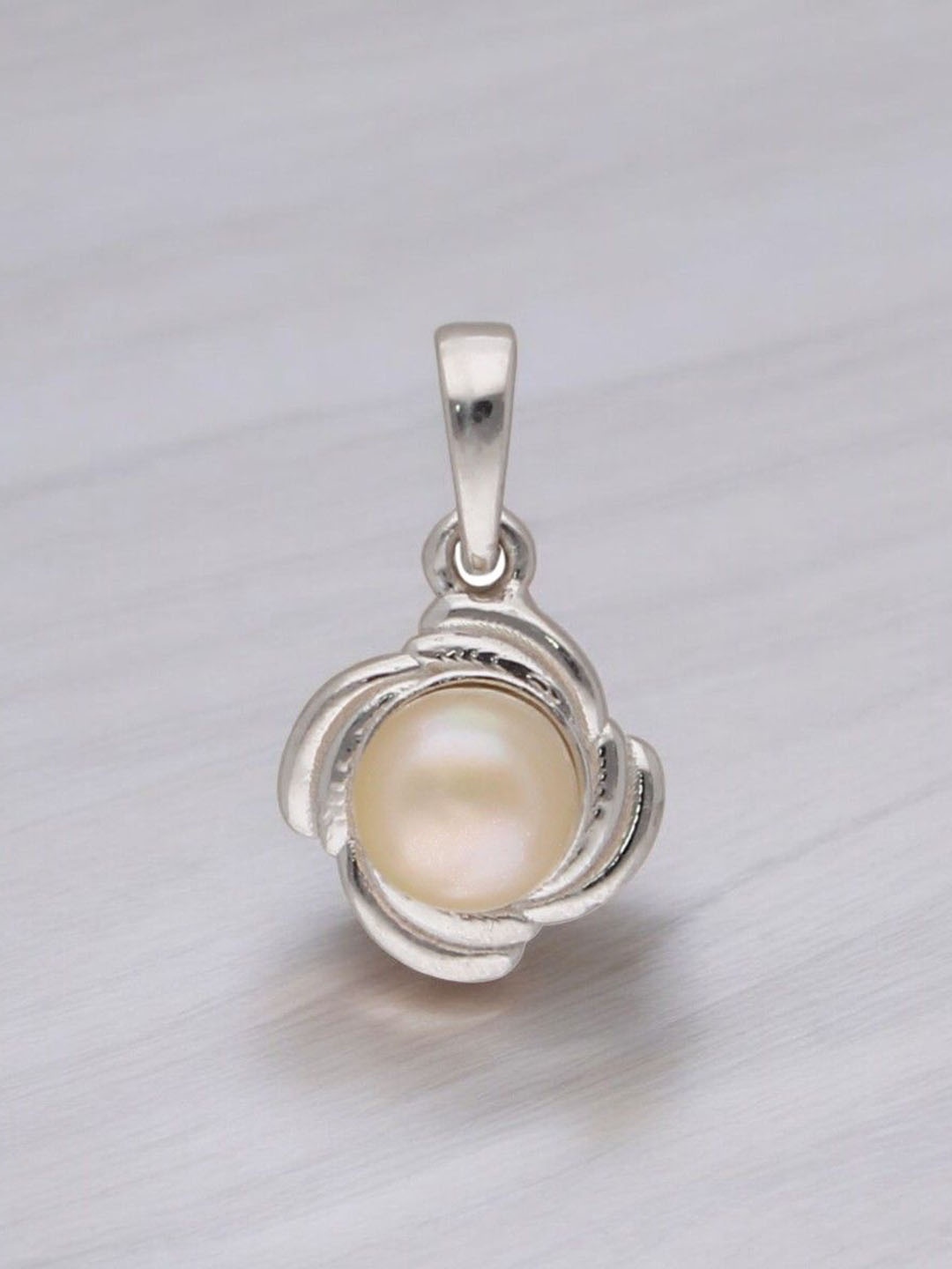 

Sri Jagdamba Pearls Dealer 92.5 Sterling Silver Plated Ekani Pearl Pendant