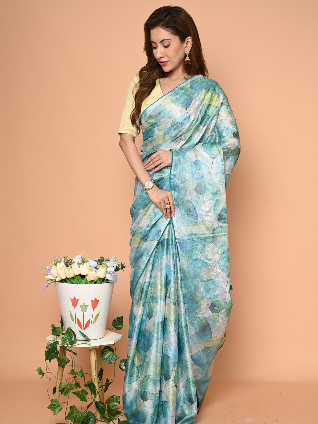 

BEATITUDE Floral Embroidered Saree With Blouse Piece, Green