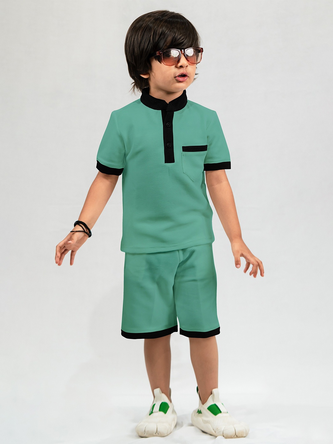 

Emblica Unisex Kids Colourblocked Mandarin Collar Casual T-shirt With Shorts, Green