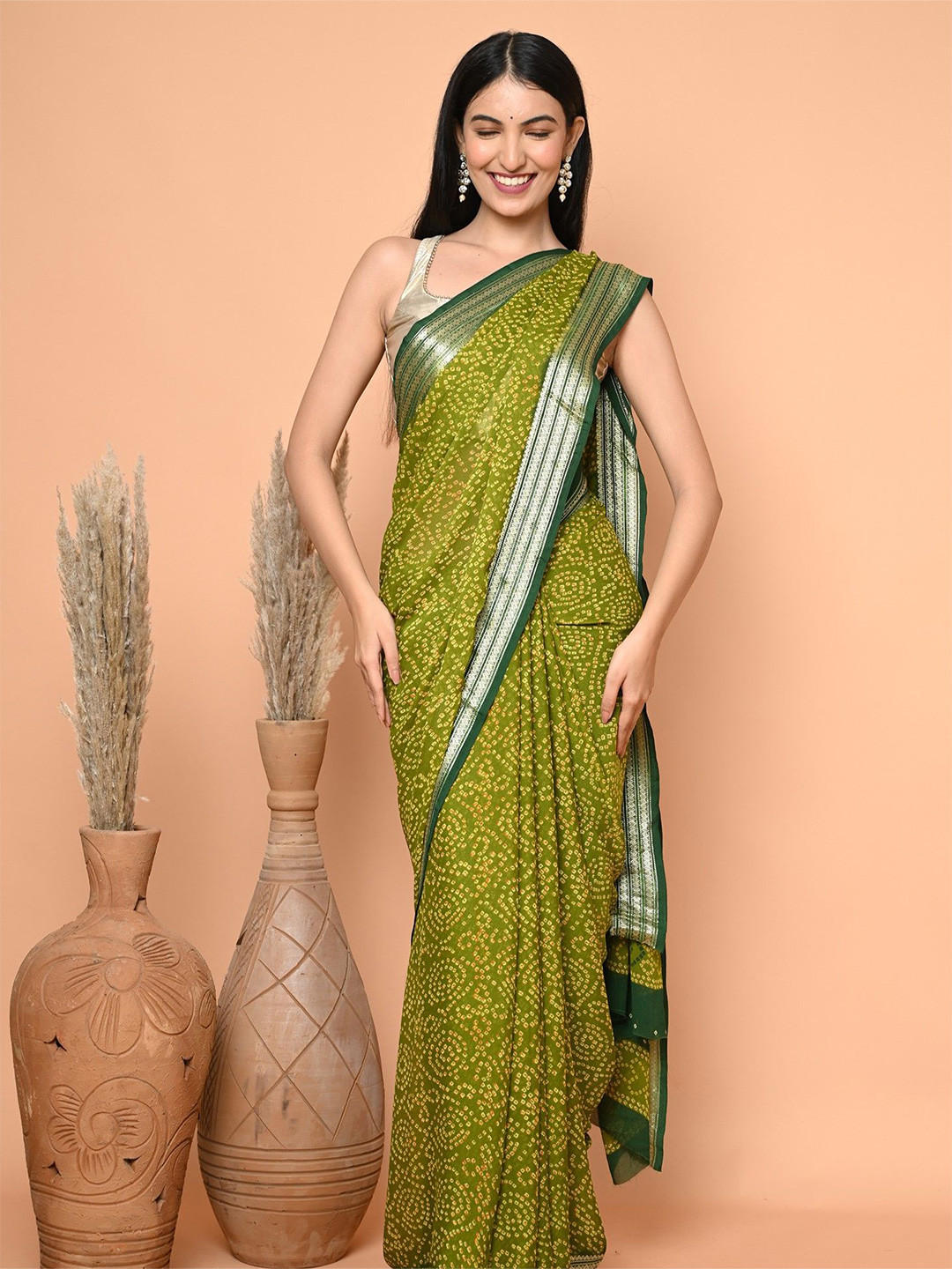 

BEATITUDE Bandhani Printed Saree, Green