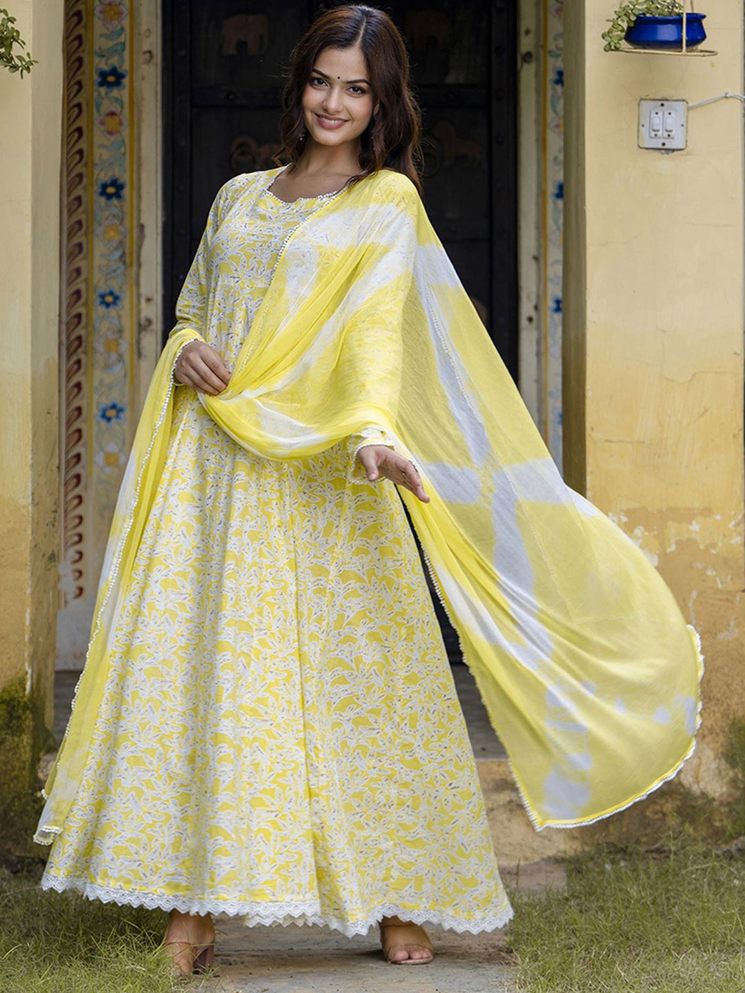 

Anouk Floral Printed Pure Cotton Panelled Anarkali Kurta With Dupatta, Yellow