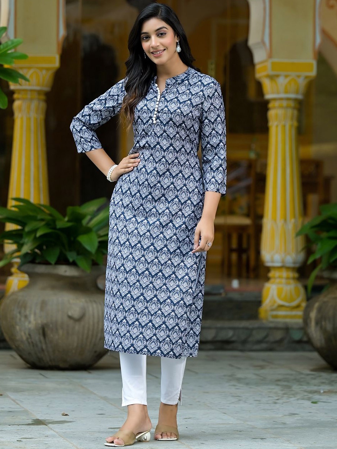 

AKS Navy Blue Ethnic Motifs Printed Mandarin Collar Straight Kurta