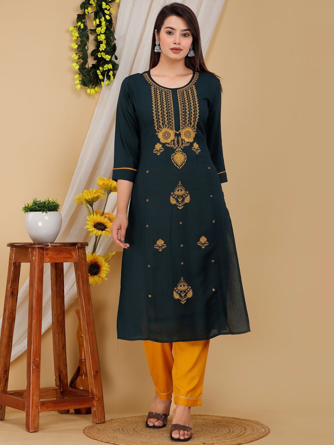 

Mehsoos Floral Embroidered Round Neck Straight Kurta, Green