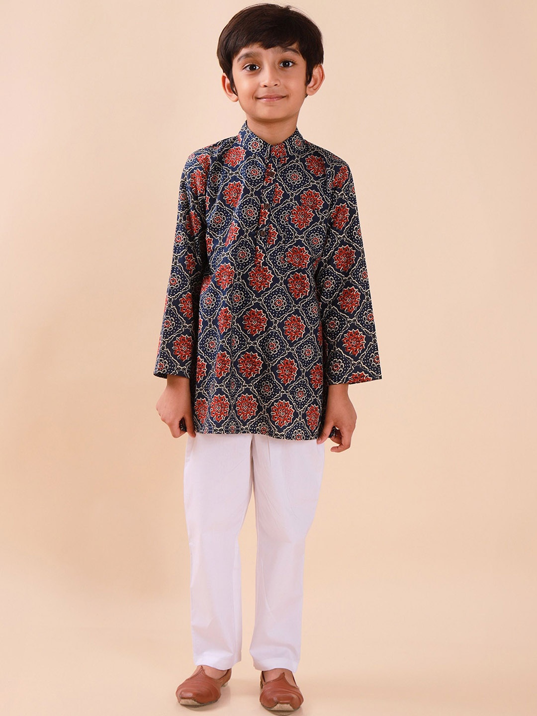 

Sangria Floral Printed Mandarin Collar Pure Cotton A-Line Kurta With Pyjamas, Navy blue