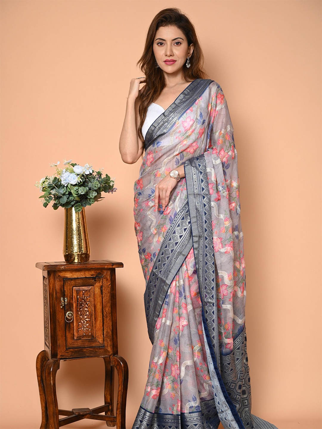 

BEATITUDE Floral Printed Saree, Grey