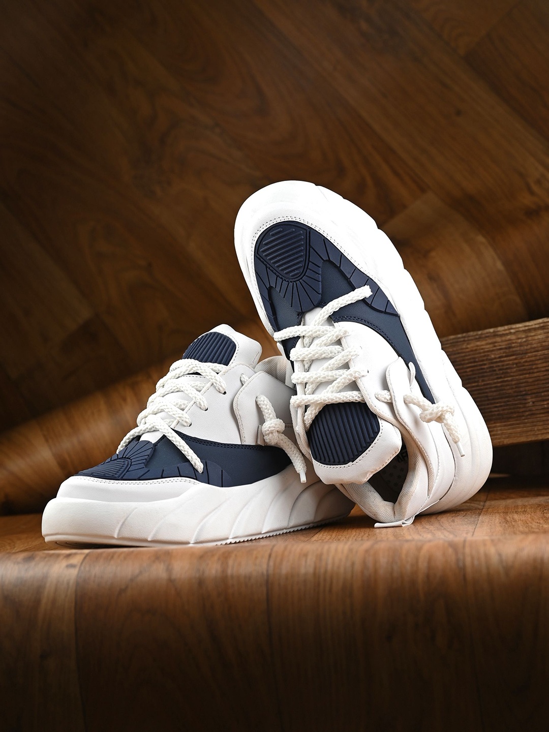 

AfroJack Men Colourblocked Sneakers, White
