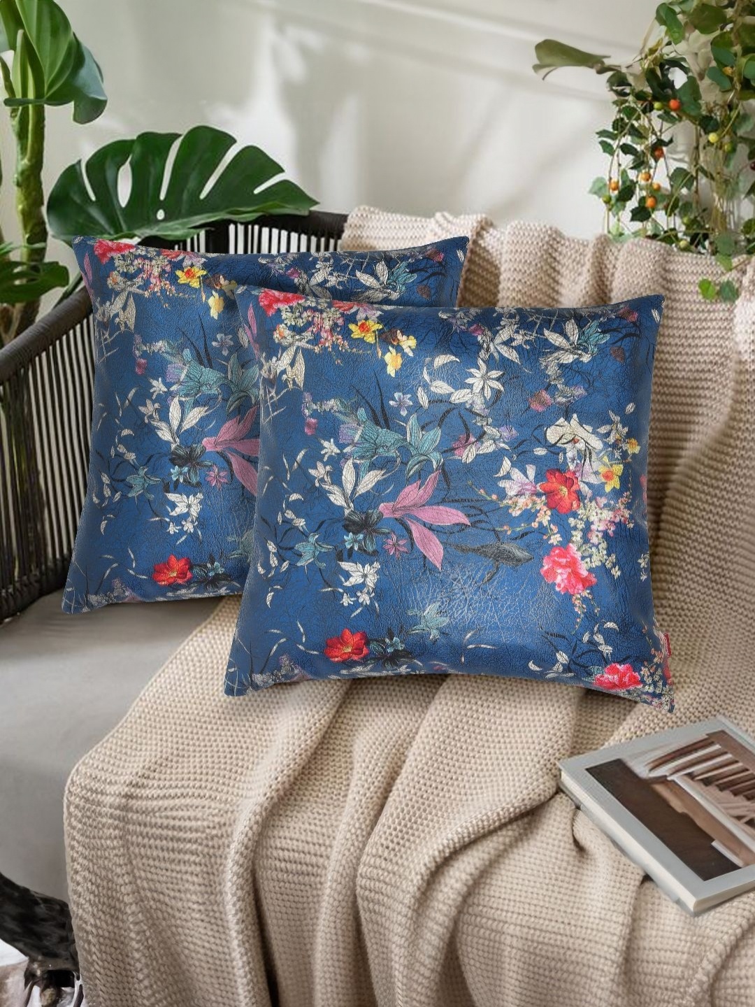 

Tesmare Blue & White Floral Velvet Square Cushion Covers