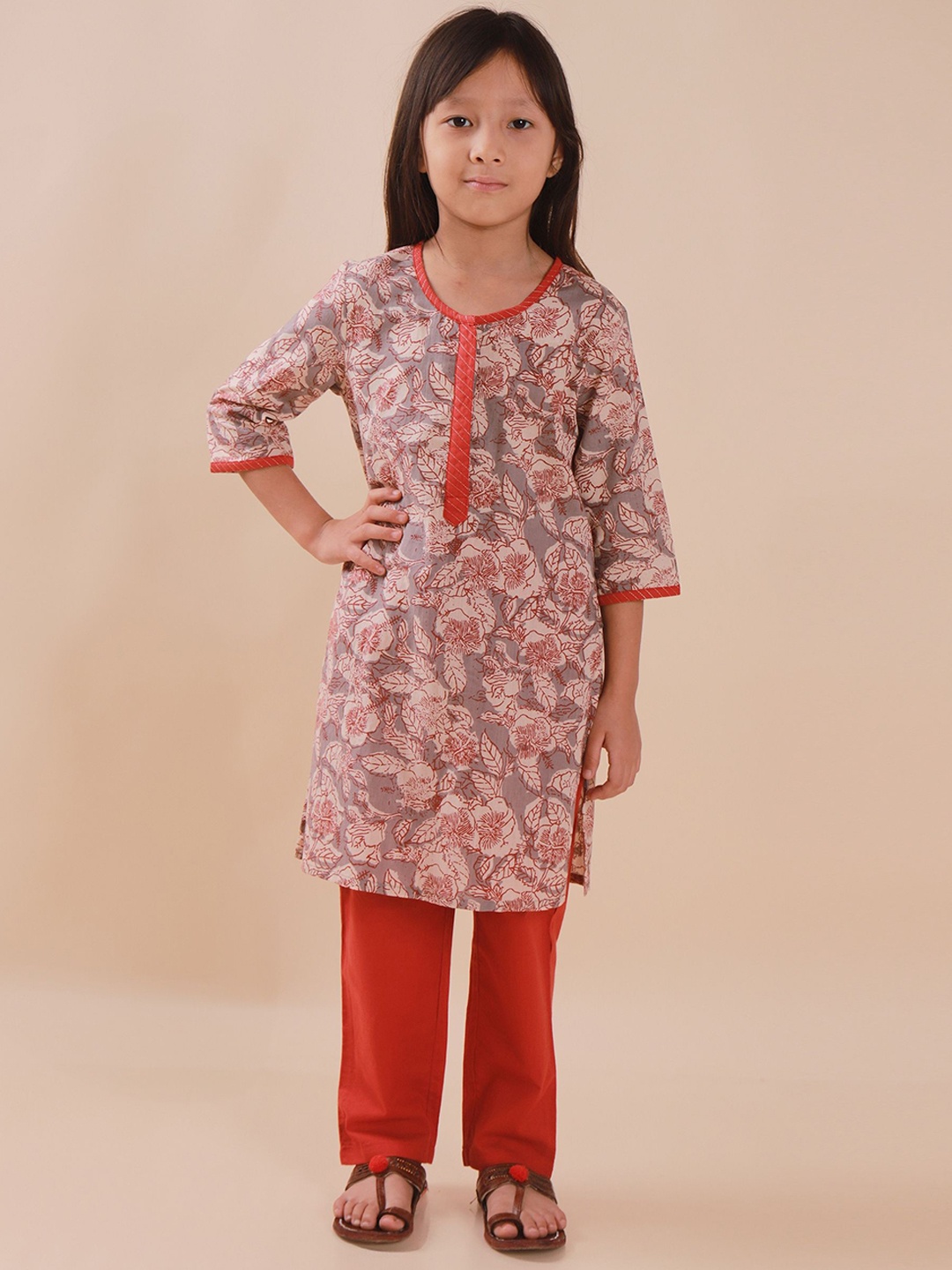 

Sangria Girls Floral Printed Pure Cotton Kurta With Trousers, Beige