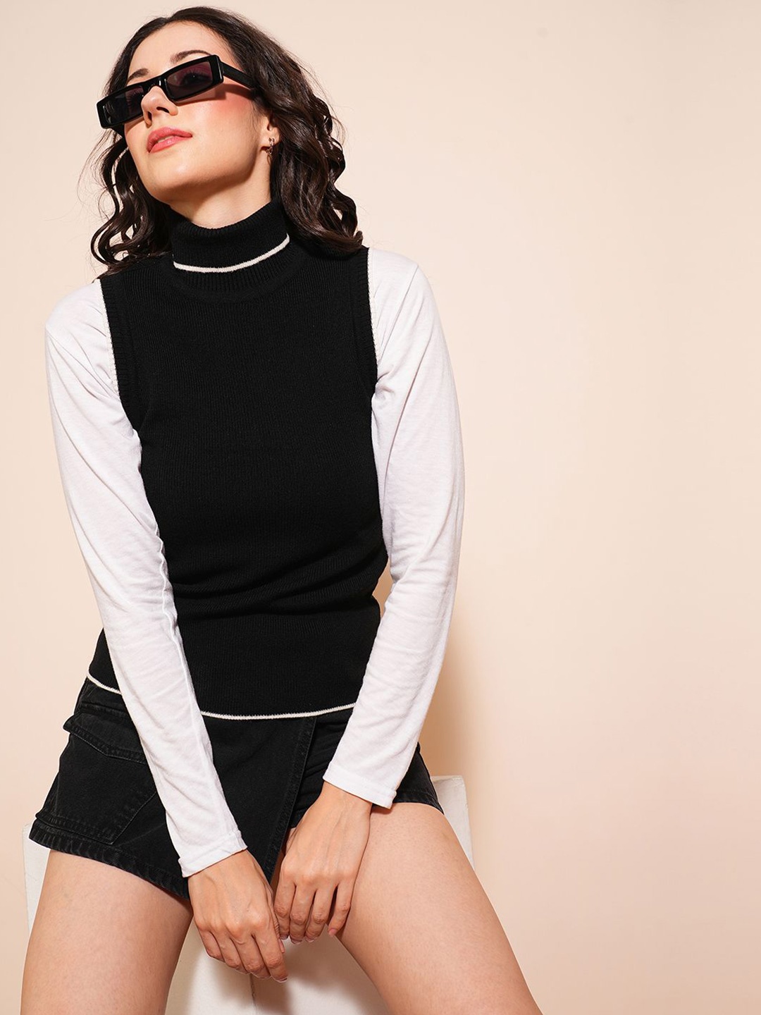 

Globus Women Turtle Neck Ribbed Vest Style Sweater, Black