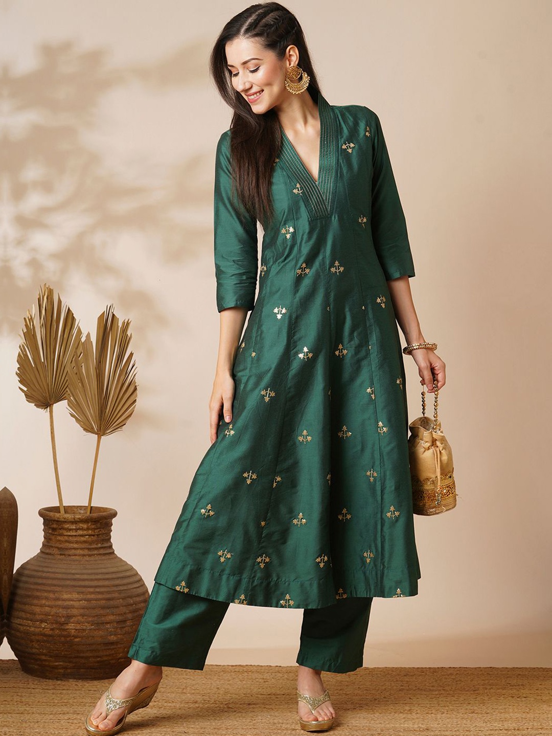 

Globus Floral Embroidered Panelled Sequinned Anarkali Kurta With Trouser, Green