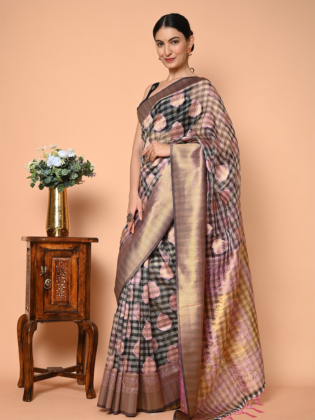 

BEATITUDE Checked Saree, Black