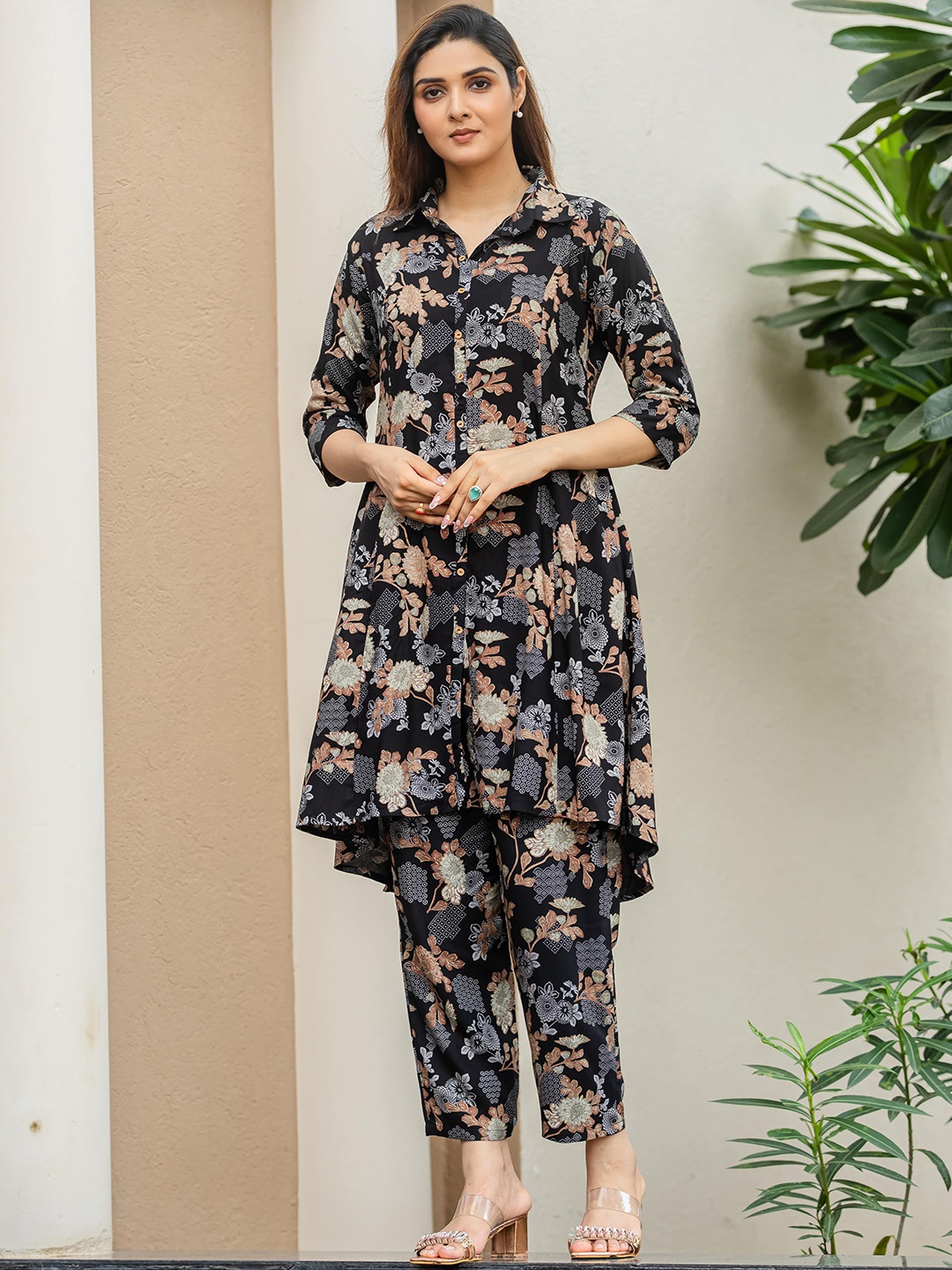 

MITTOO Floral Printed Shirt Collar A-Line Kurta With Palazzos, Black
