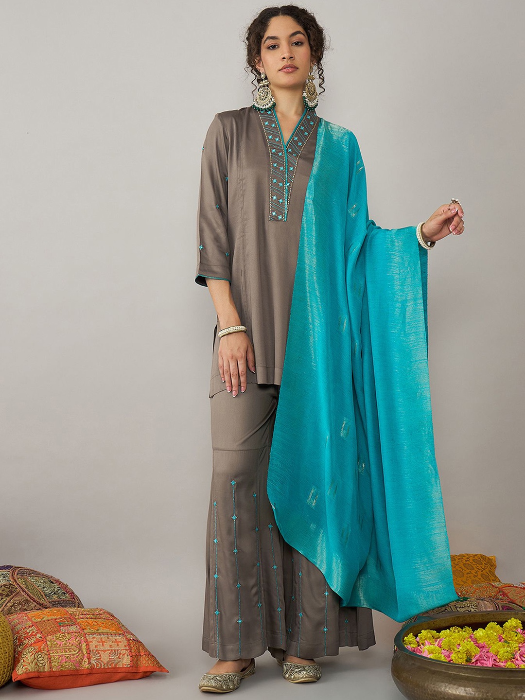 

STADO Geometric Embroidered Straight Kurti & Palazzos With Dupatta, Grey