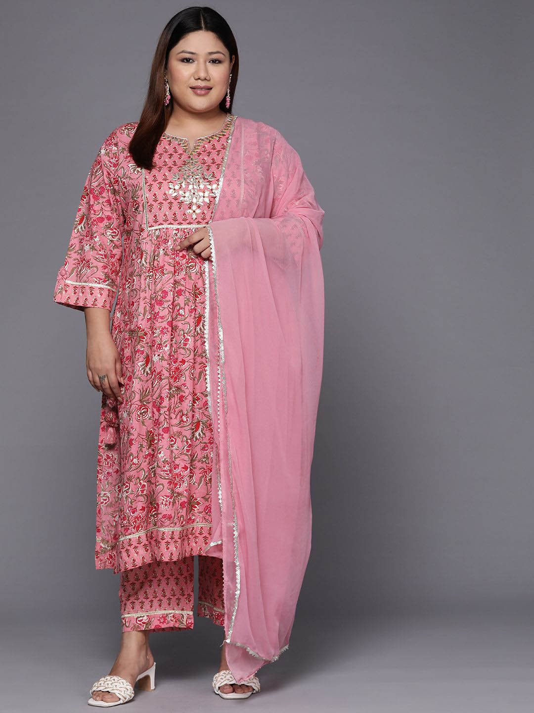 

Sztori Plus Size Floral Printed Gotta Patti Cotton Straight Kurta & Trousers With Dupatta, Pink