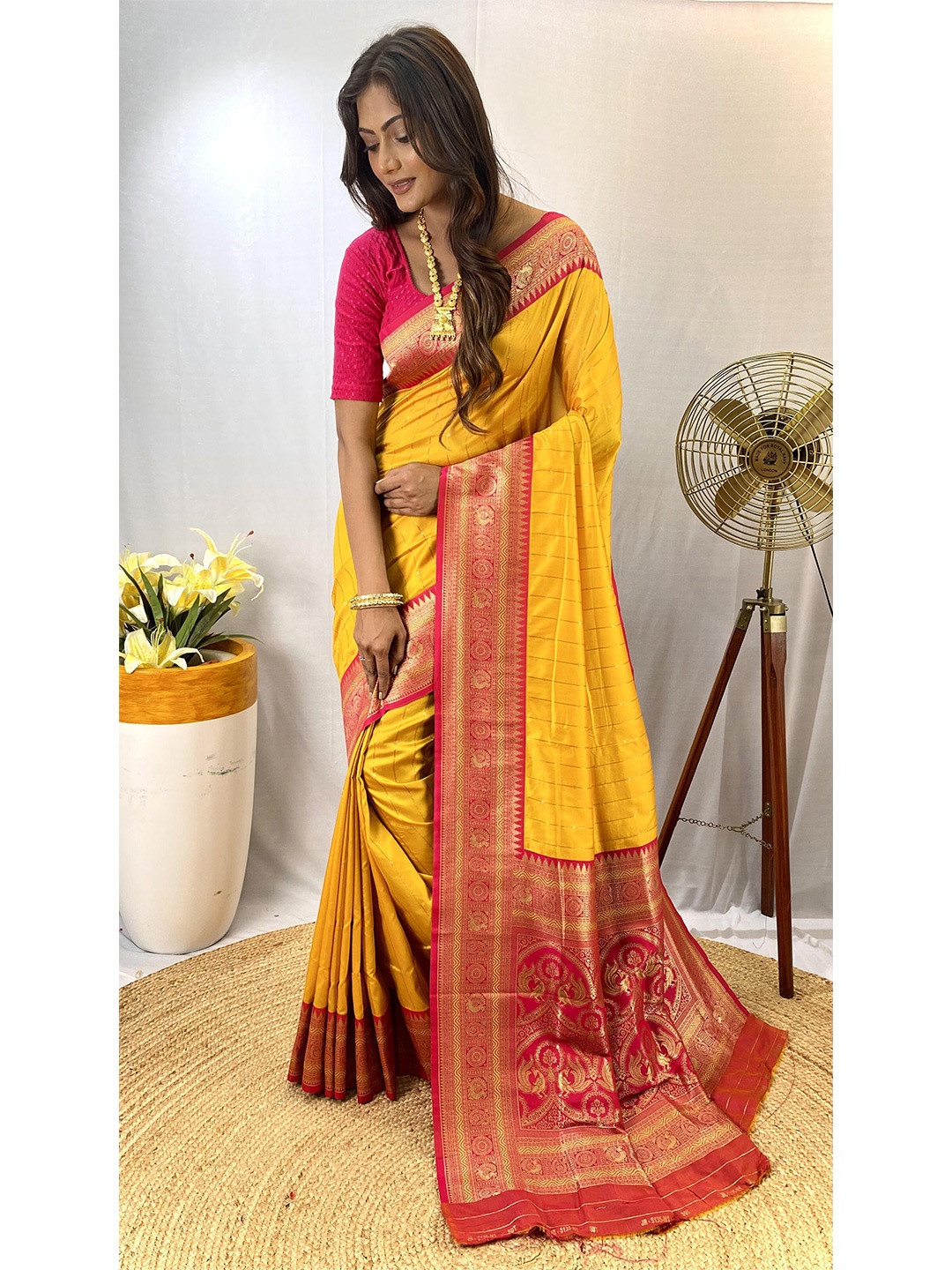 

DEVATITHI Striped Zari Silk Blend Paithani Saree, Yellow