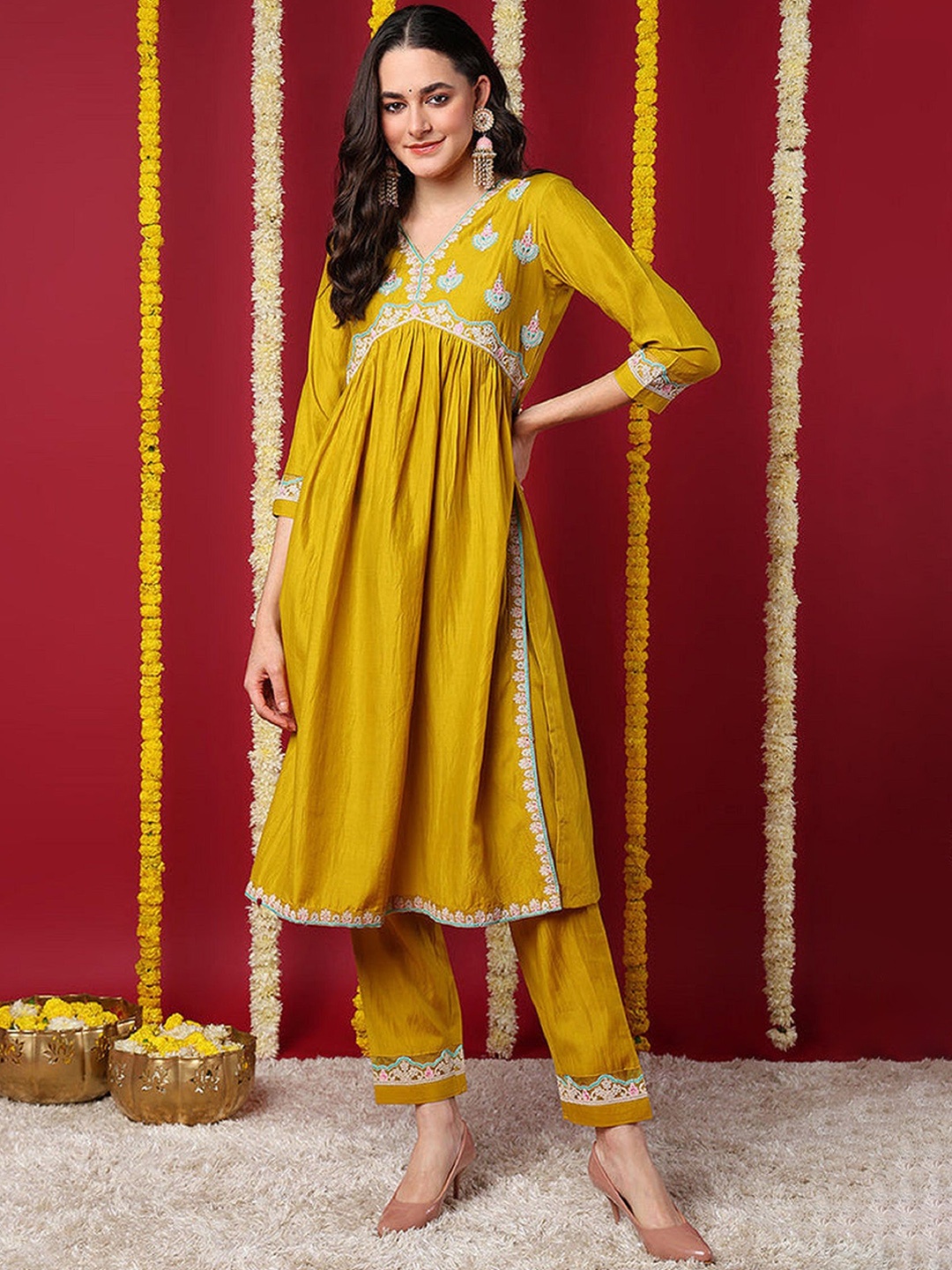 

MAHALASA Women Ethnic Motifs Embroidered Regular Thread Work Kurta with Trousers, Yellow