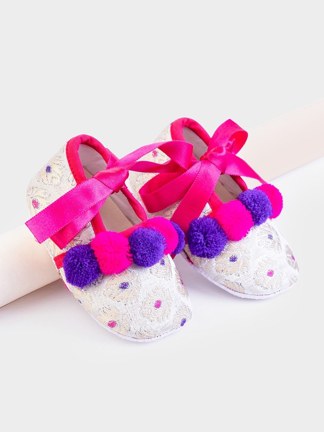 

Daizy Girls Textured Booties, Pink