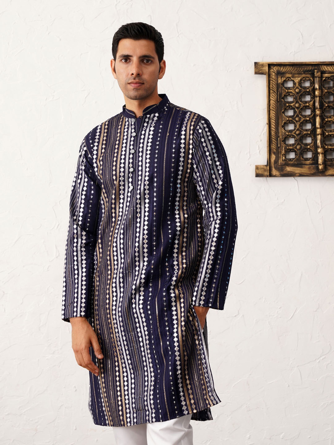 

Jompers Geometric Embroidered Mirror Work Mandarin Collar Kurta With Trousers, Navy blue