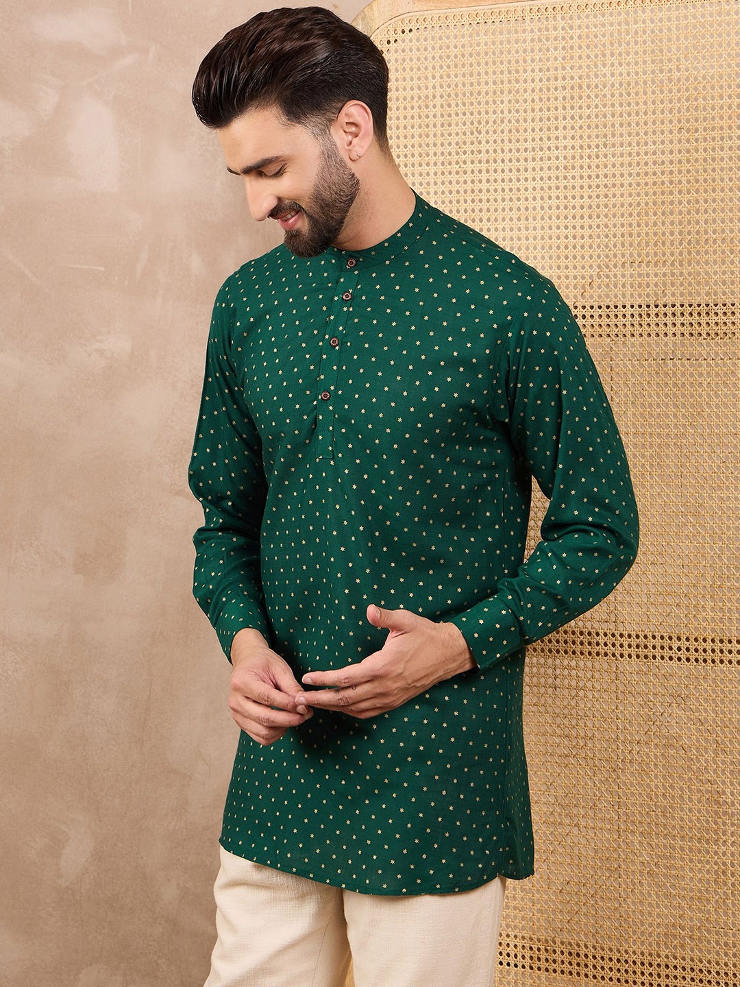 

Sangria Geometric Foil Printed Mandarin Collar Straight Short Kurta, Green