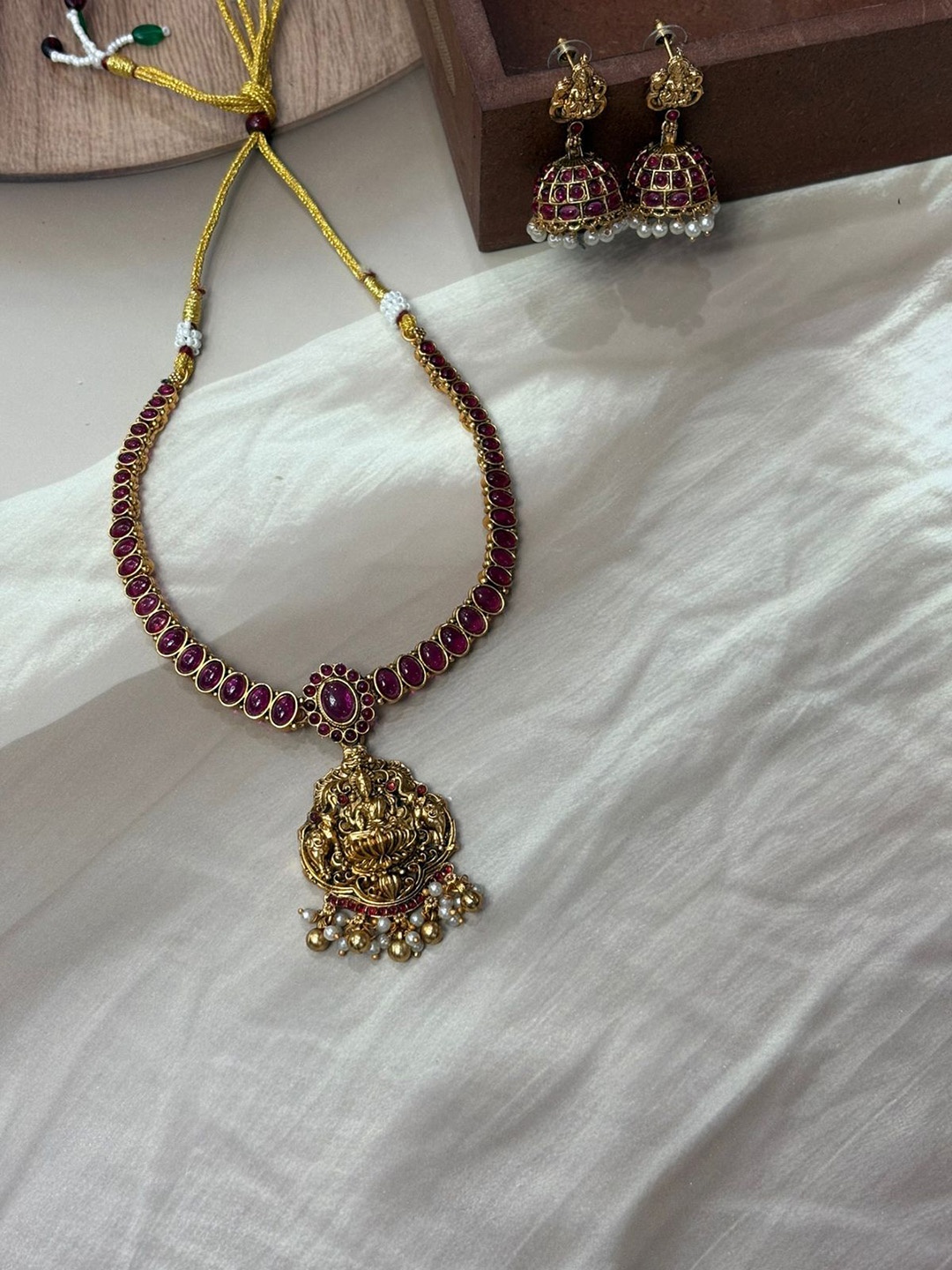 

Niska Gold Plated Stone Studded & Beaded Jewellery Set