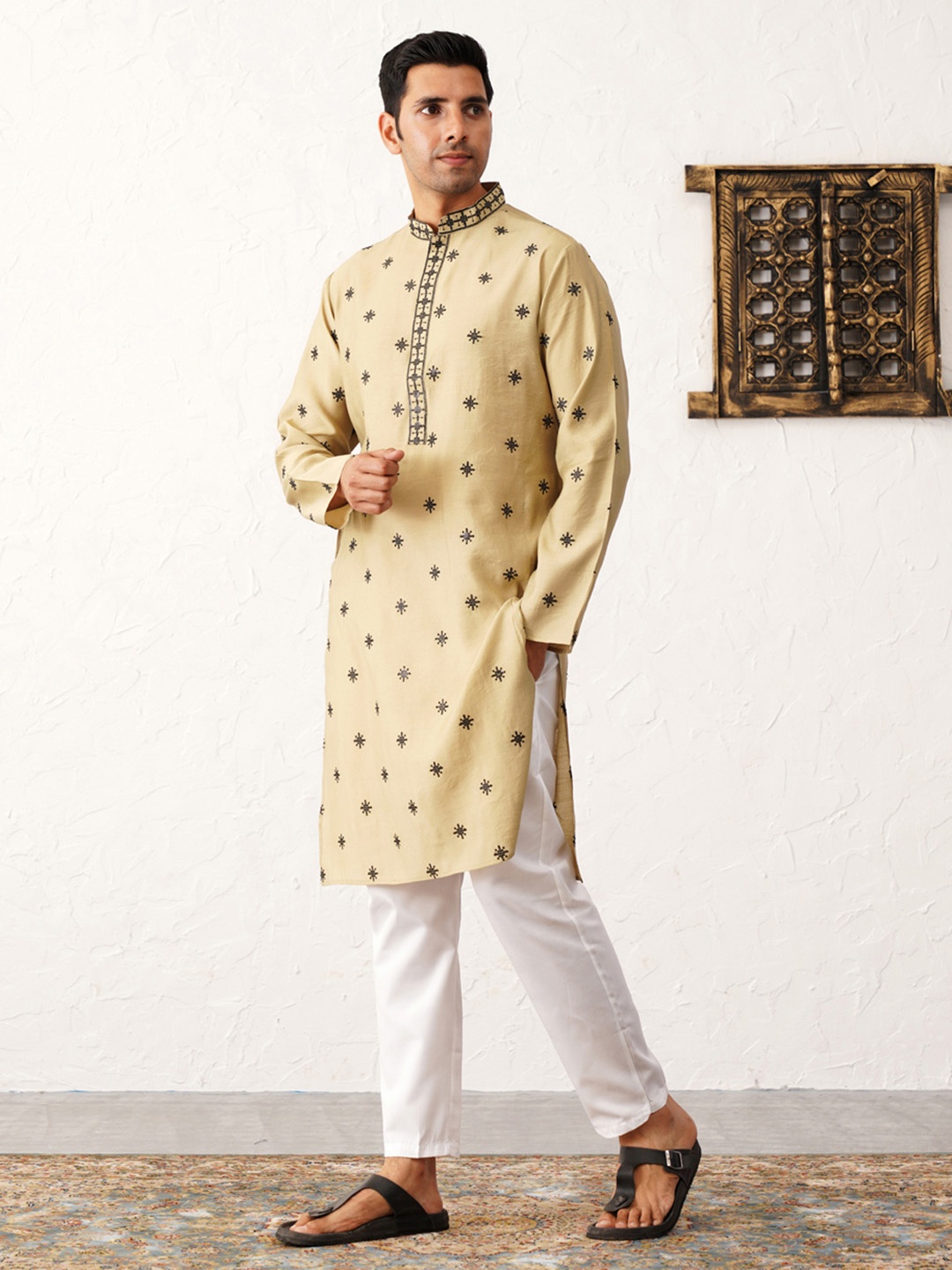 

Jompers Floral Embroidered Chikankari Mandarin Collar Kurta With Trousers, Beige