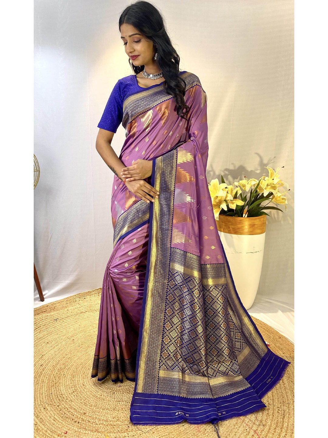 

DEVATITHI Ethnic Motifs Zari Silk Blend Saree, Lavender