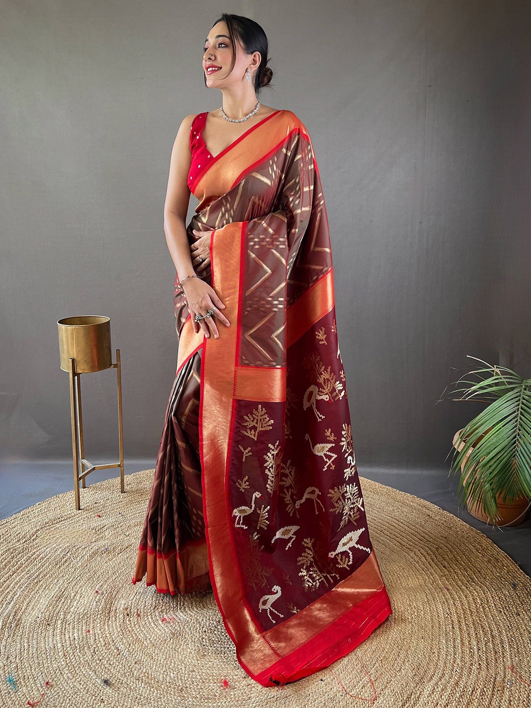 

DEVATITHI Zari Silk Blend Saree with unstitched blouse piece, Coffee brown