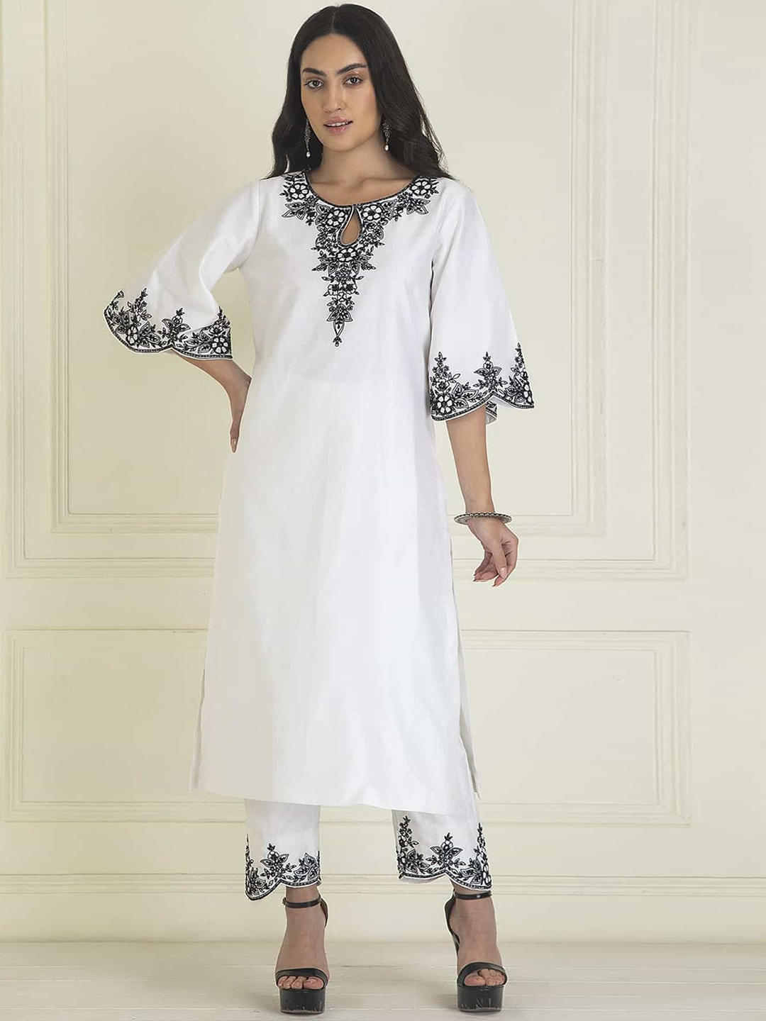 

PRIYANKA JAIN Floral Embroidered Round Neck Pure Cotton Kurta With Palazzo, White