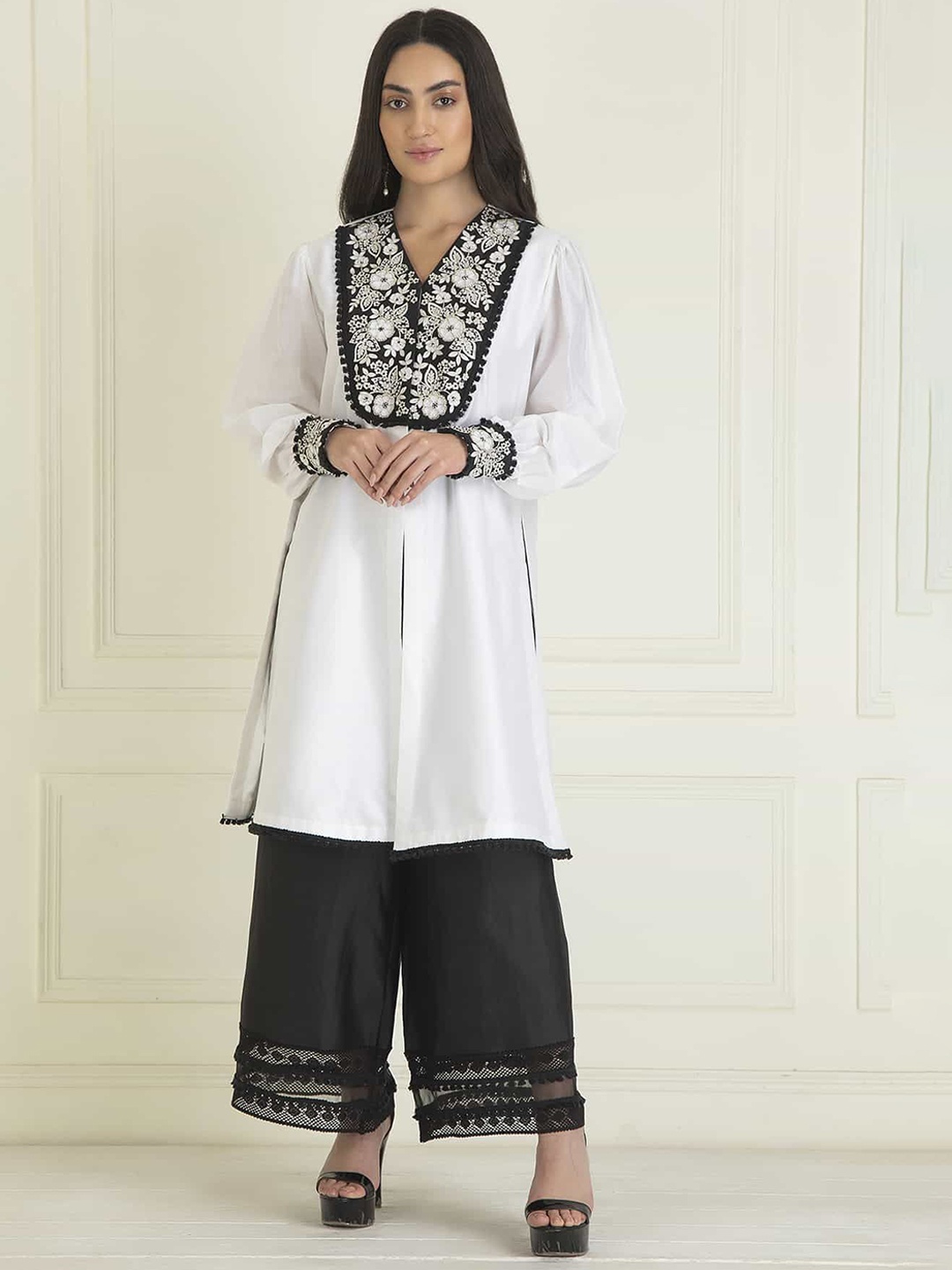 

PRIYANKA JAIN Floral Embroidered V-Neck Thread Work Pure Cotton Kurta With Palazzo, White