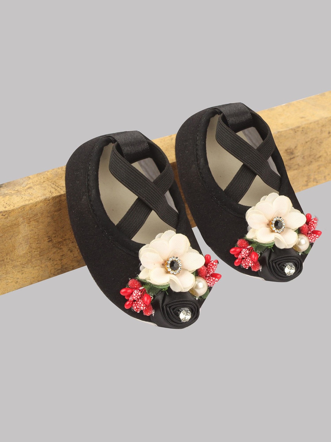 

Daizy Infant Girls Floral Design Booties, Black