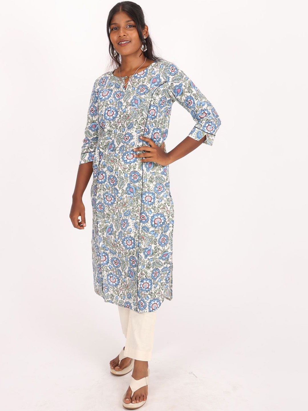 

Avishya Floral Printed Keyhole Neck Pure Cotton Panelled Straight Kurta, White