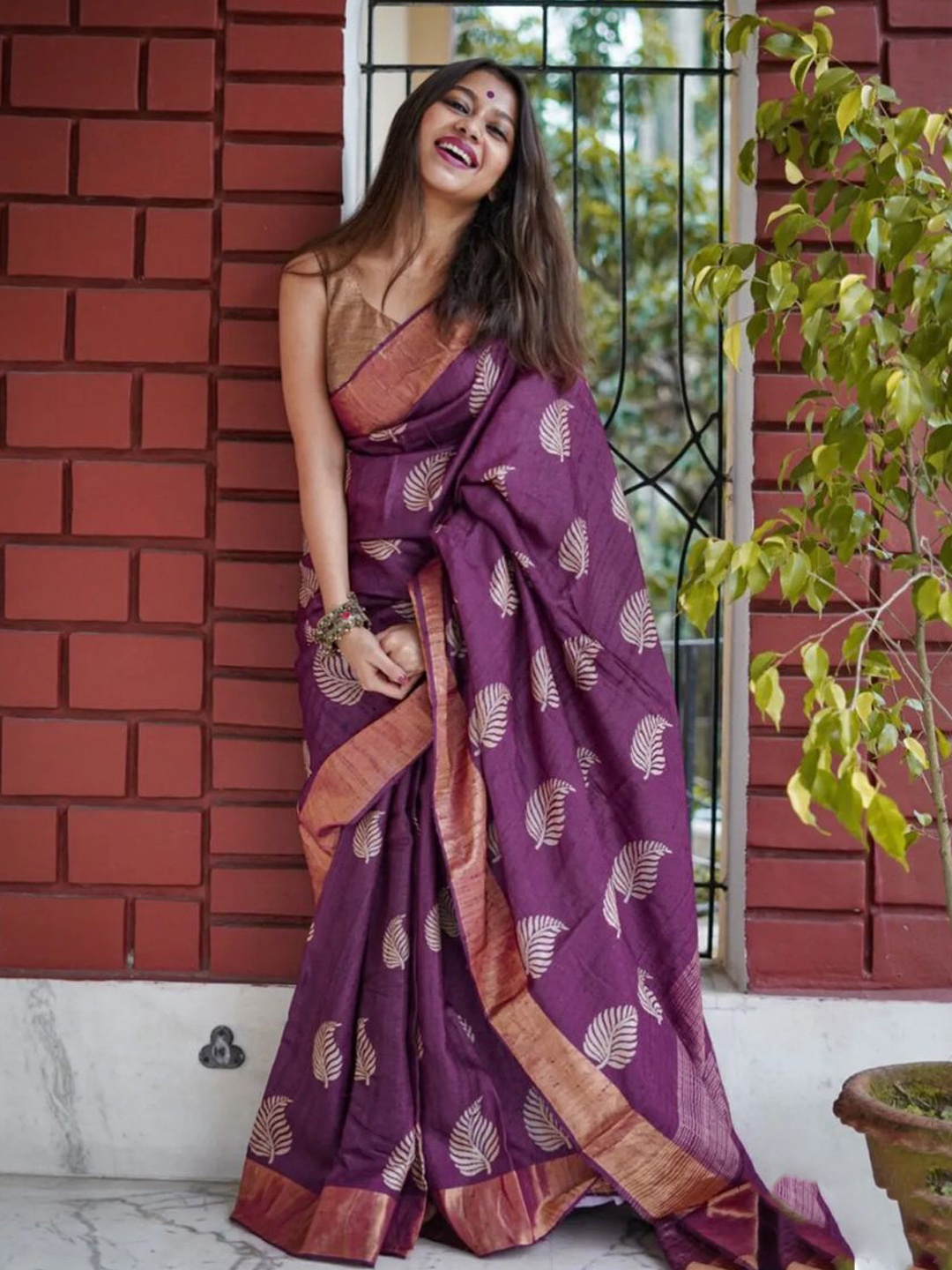 

MORLY Floral Zari Silk Blend Kanjeevaram Saree, Purple