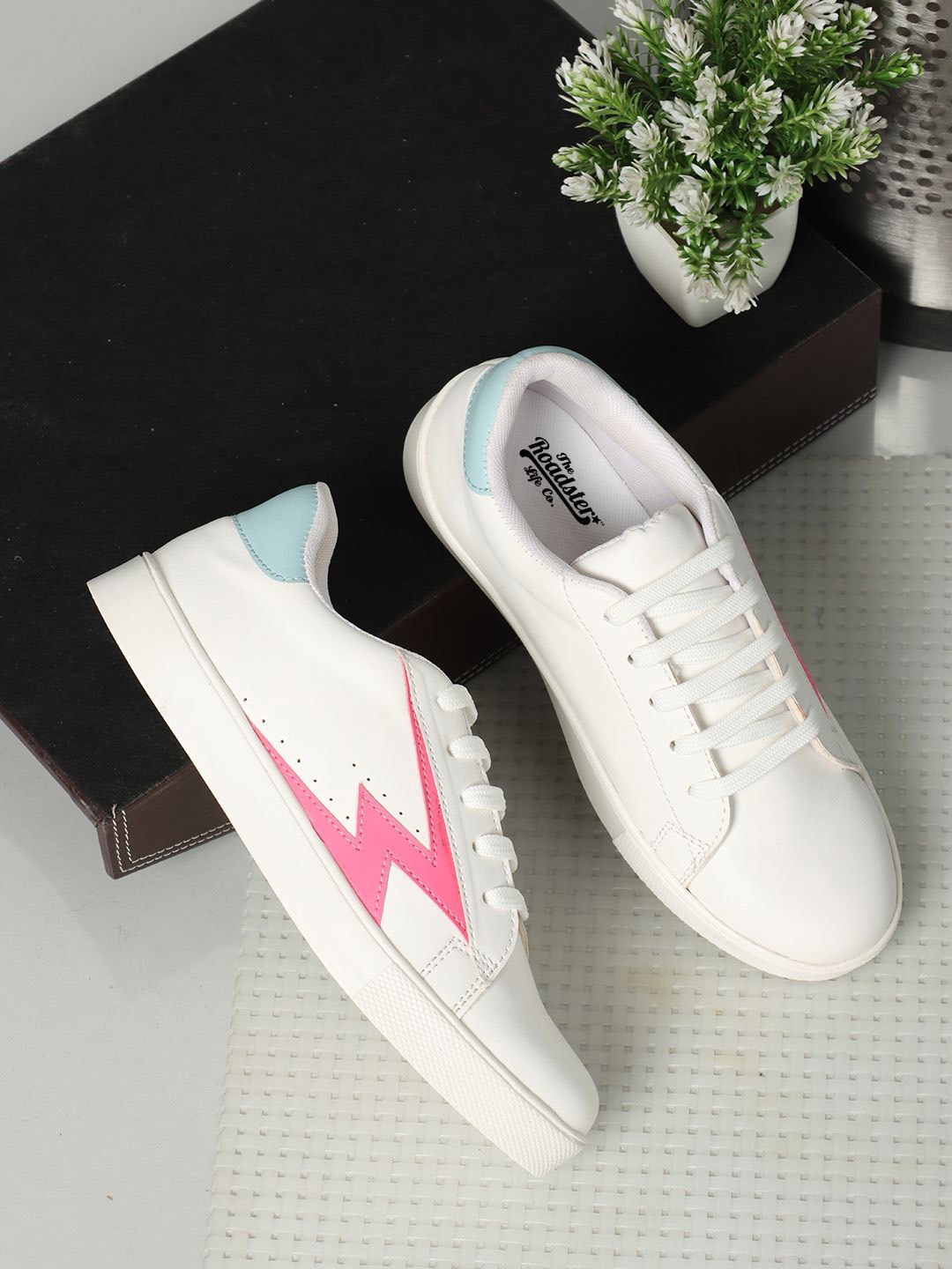 

The Roadster Lifestyle Co casual Women Sneakers, White