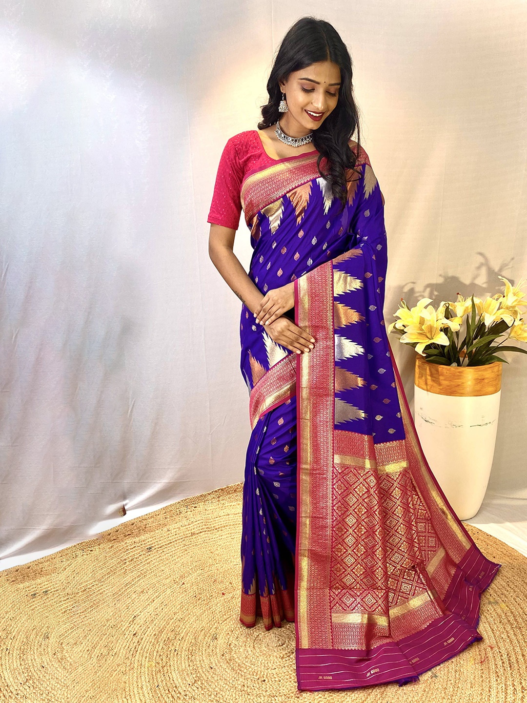 

DEVATITHI Ethnic Motifs Zari Silk Blend Saree, Violet