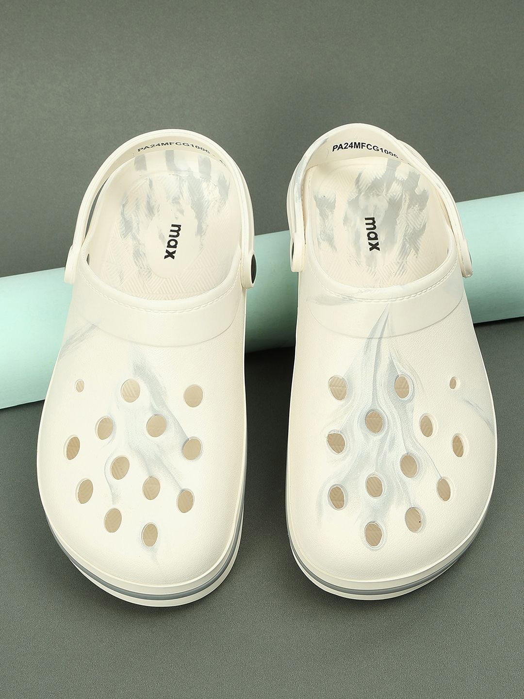 

max Men Printed Plastic Clogs, Beige