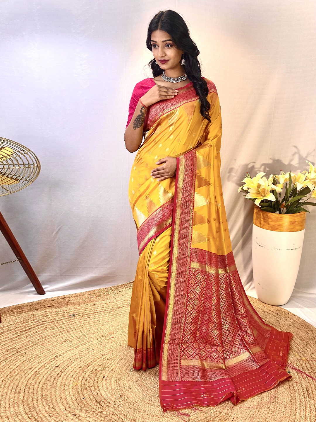

DEVATITHI Ethnic Motifs Zari Silk Blend Saree, Yellow