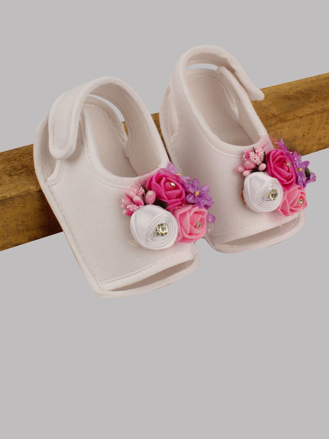 

Daizy Girls Floral Applique Booties, White