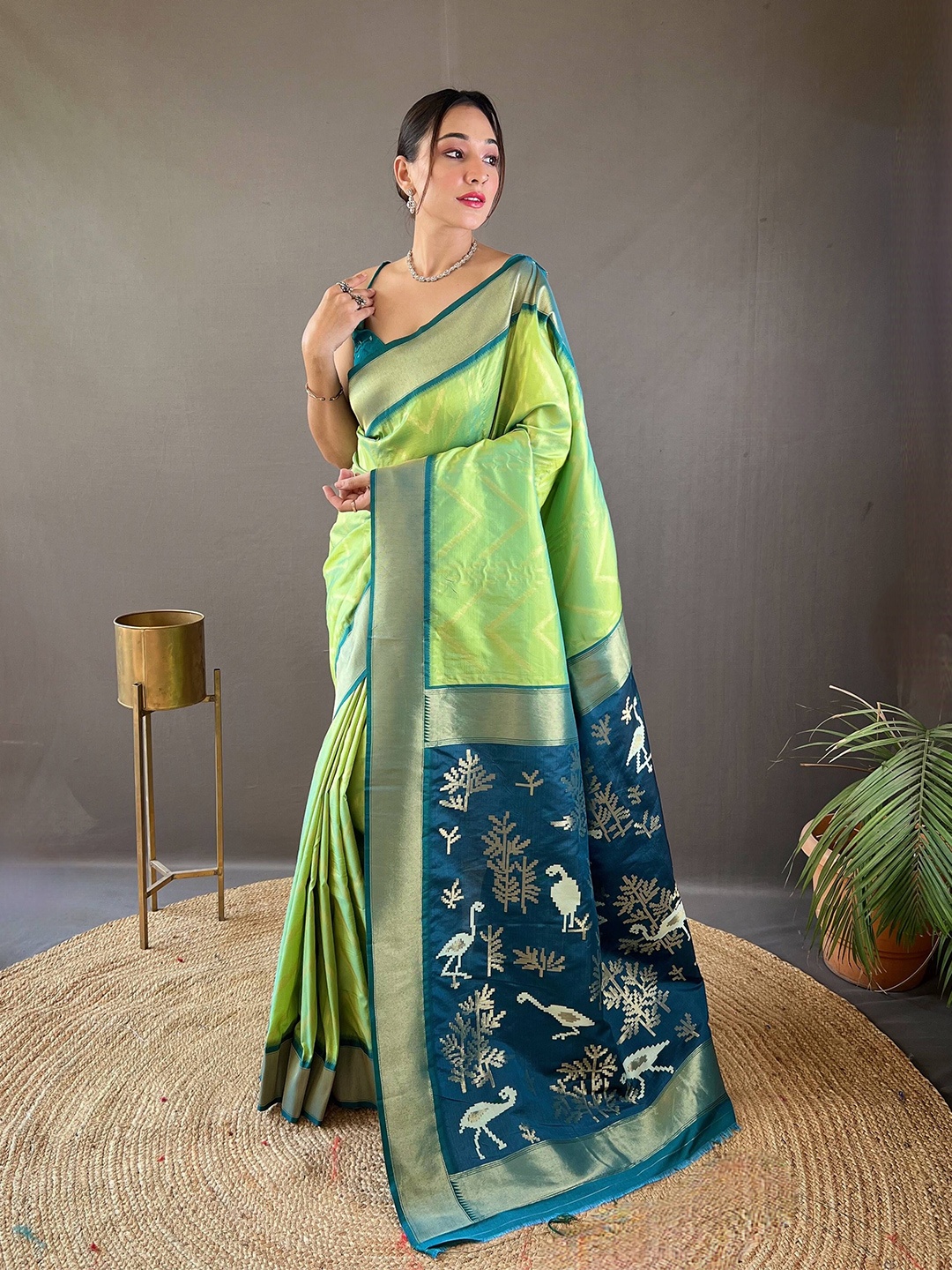 

DEVATITHI Geometric Woven Design Zari Saree, Lime green