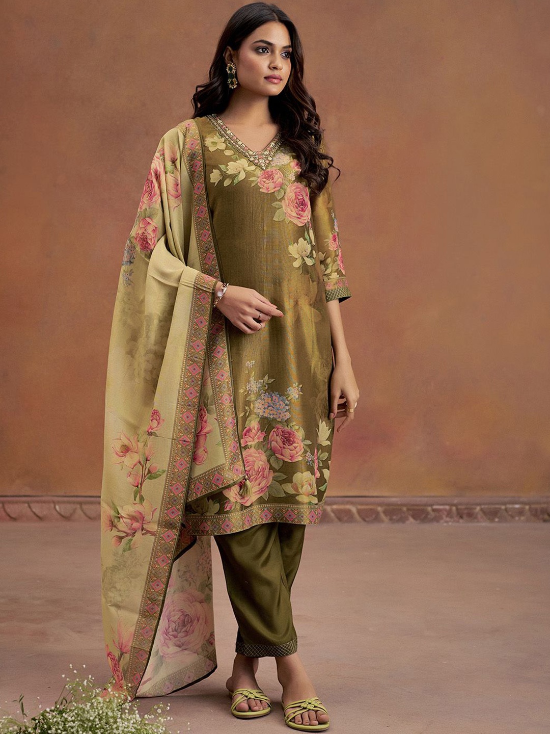 

Jaipur Kurti Floral Printed V-Neck Straight Kurta With Trousers & Dupatta, Green