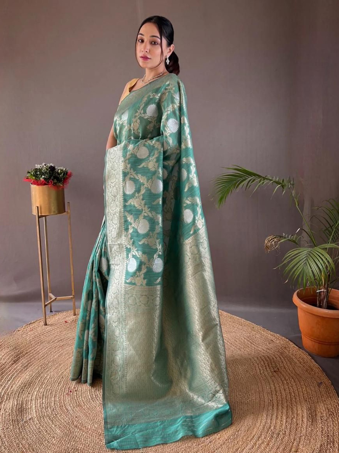 

MORLY Woven Design Zari Silk Blend Kanjeevaram Saree, Green