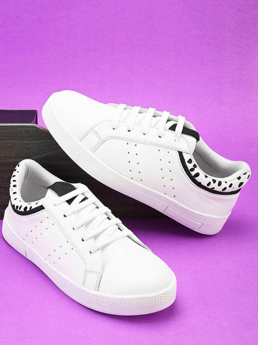 

The Roadster Lifestyle Co Women Lace-Up Lightweight Sneakers, White