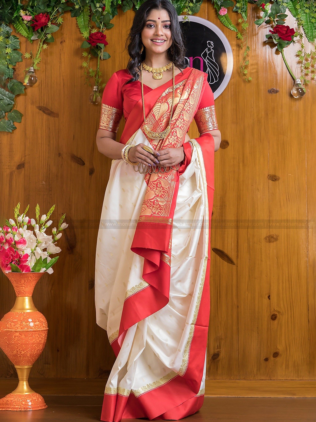 

MORLY Woven Design Zari Silk Blend Kanjeevaram Saree, White