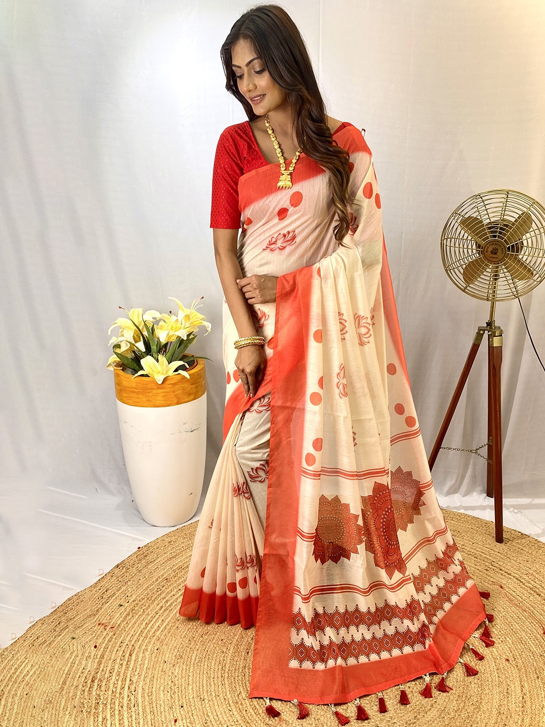 

DEVATITHI Ethnic Motifs Printed Chanderi Saree, Cream