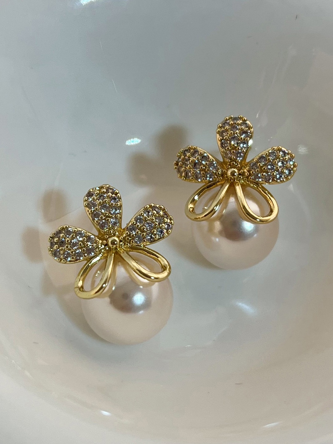 

FIMBUL Gold-Plated Floral Stainless Steel Rhinestone Studded Antique Studs