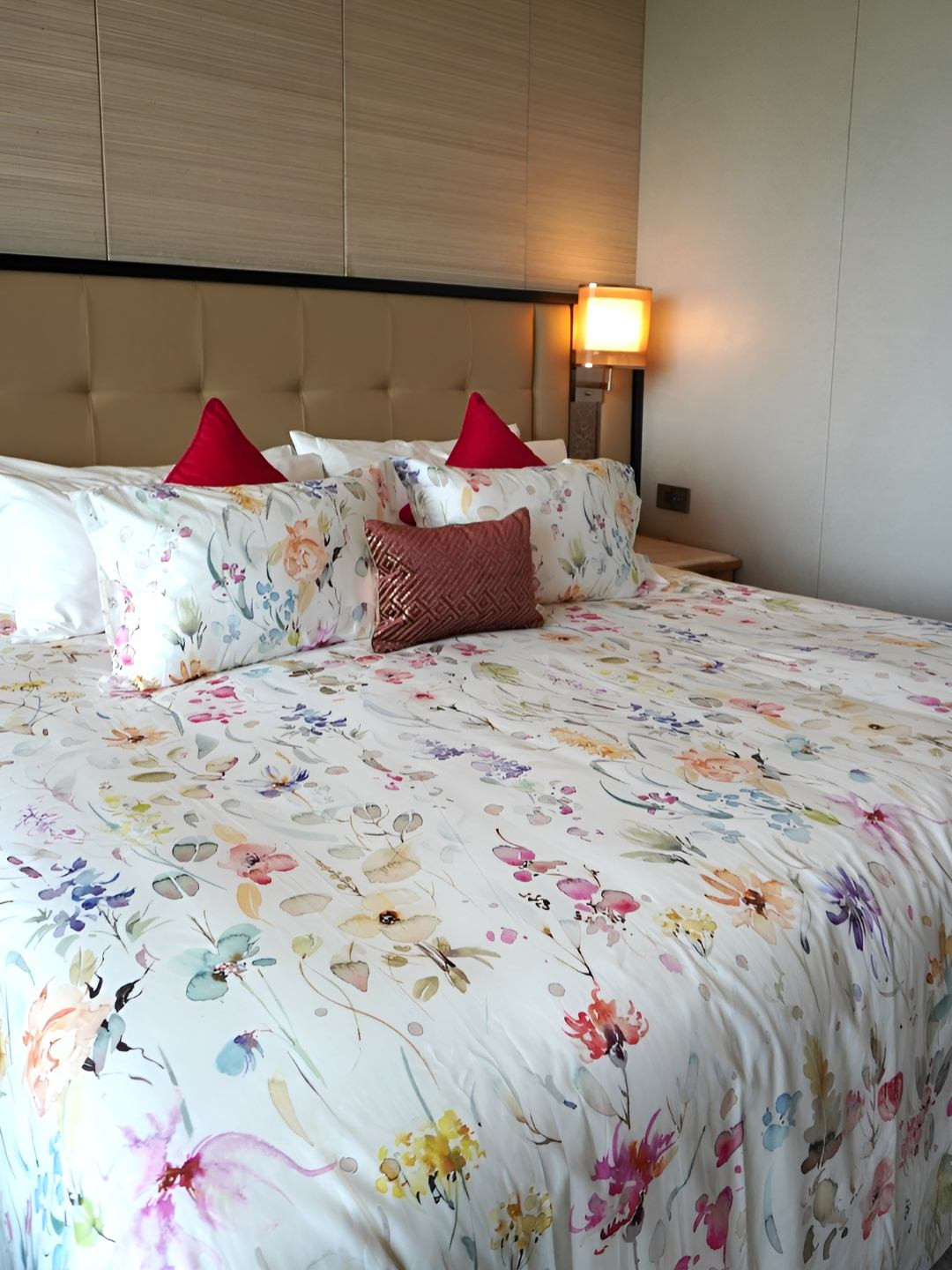 

TARA- Sparkling Homes White & Pink Floral 350 TC King Bedsheet with 2 Pillow Covers