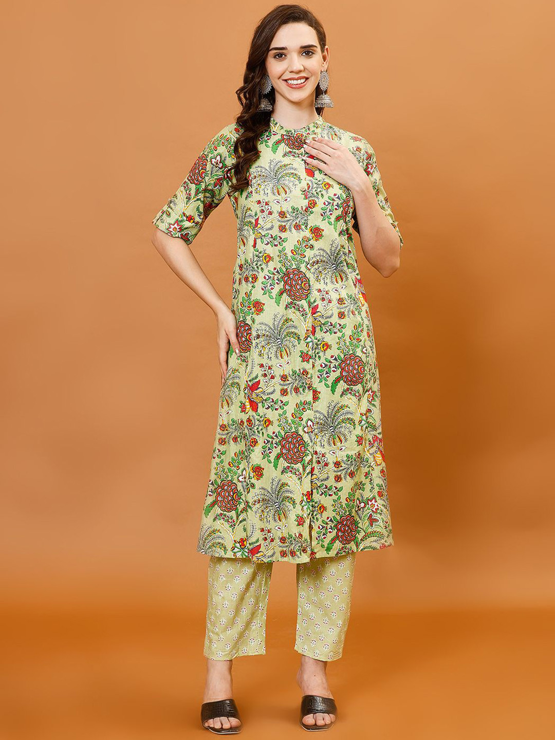 

Meena Bazaar Floral Printed Mandarin Collar Cotton Straight Kurta with Trousers, Green