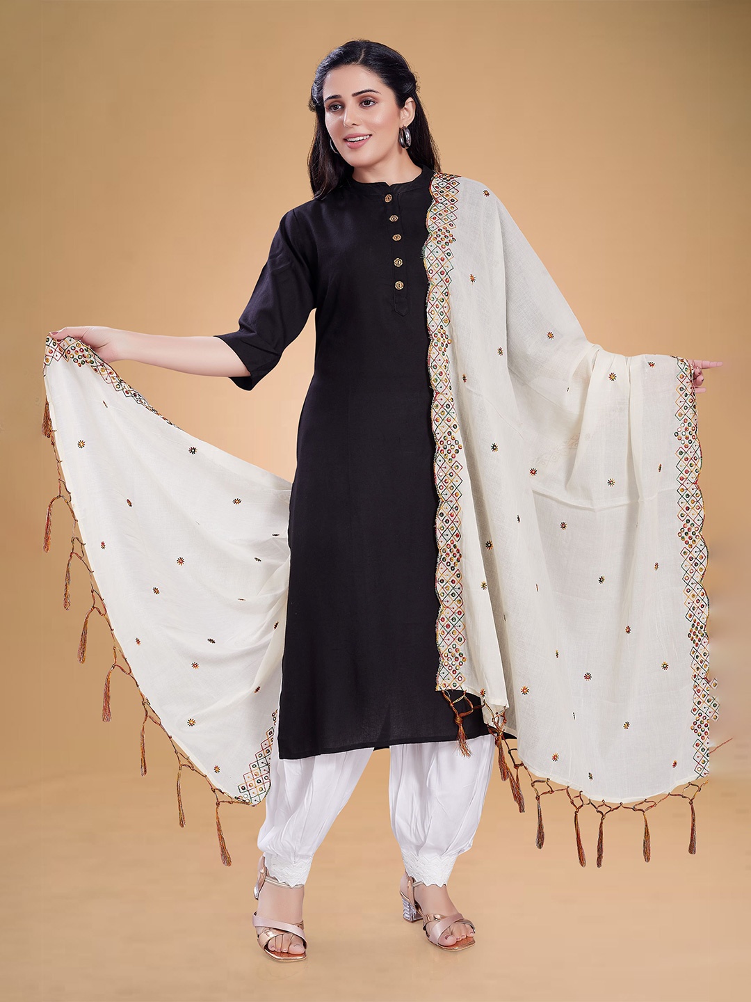 

Rani Saahiba Embroidered Dupatta, Cream