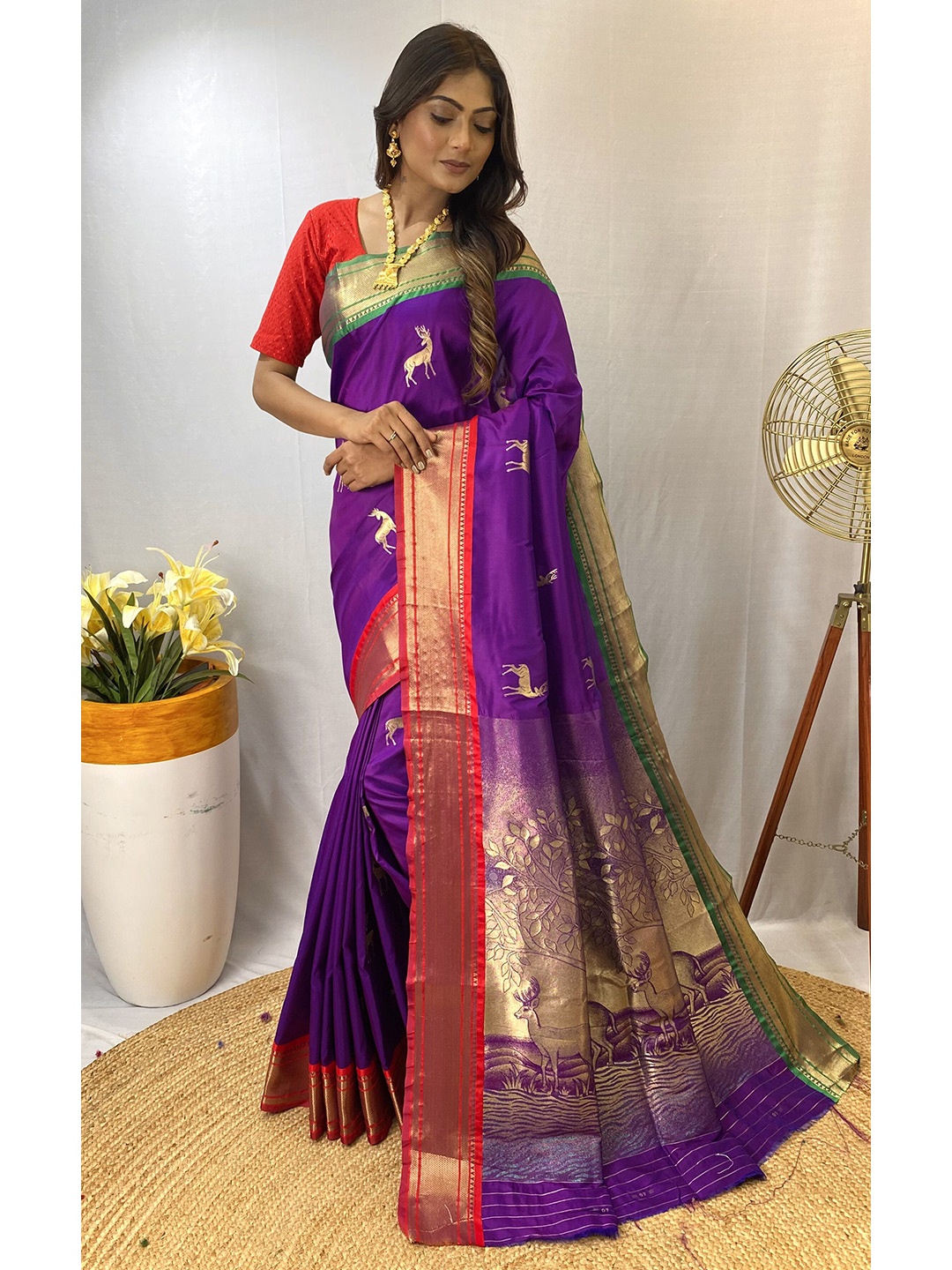 

DEVATITHI Ethnic Motifs Zari Saree, Purple