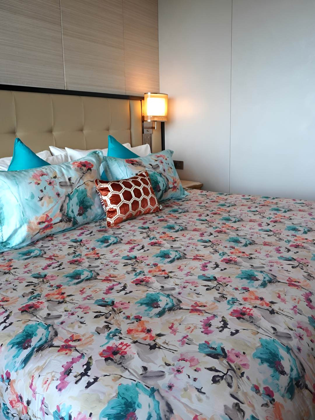 

TARA- Sparkling Homes White & Blue Floral 350 TC King Bedsheet with 2 Pillow Covers